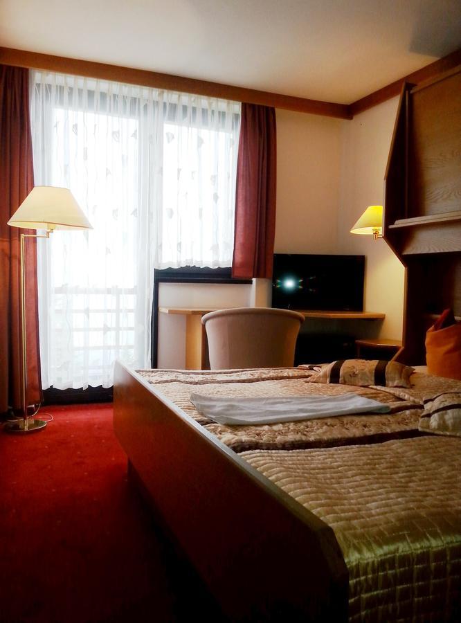 Hotel Alpinum Трефен Екстериор снимка
