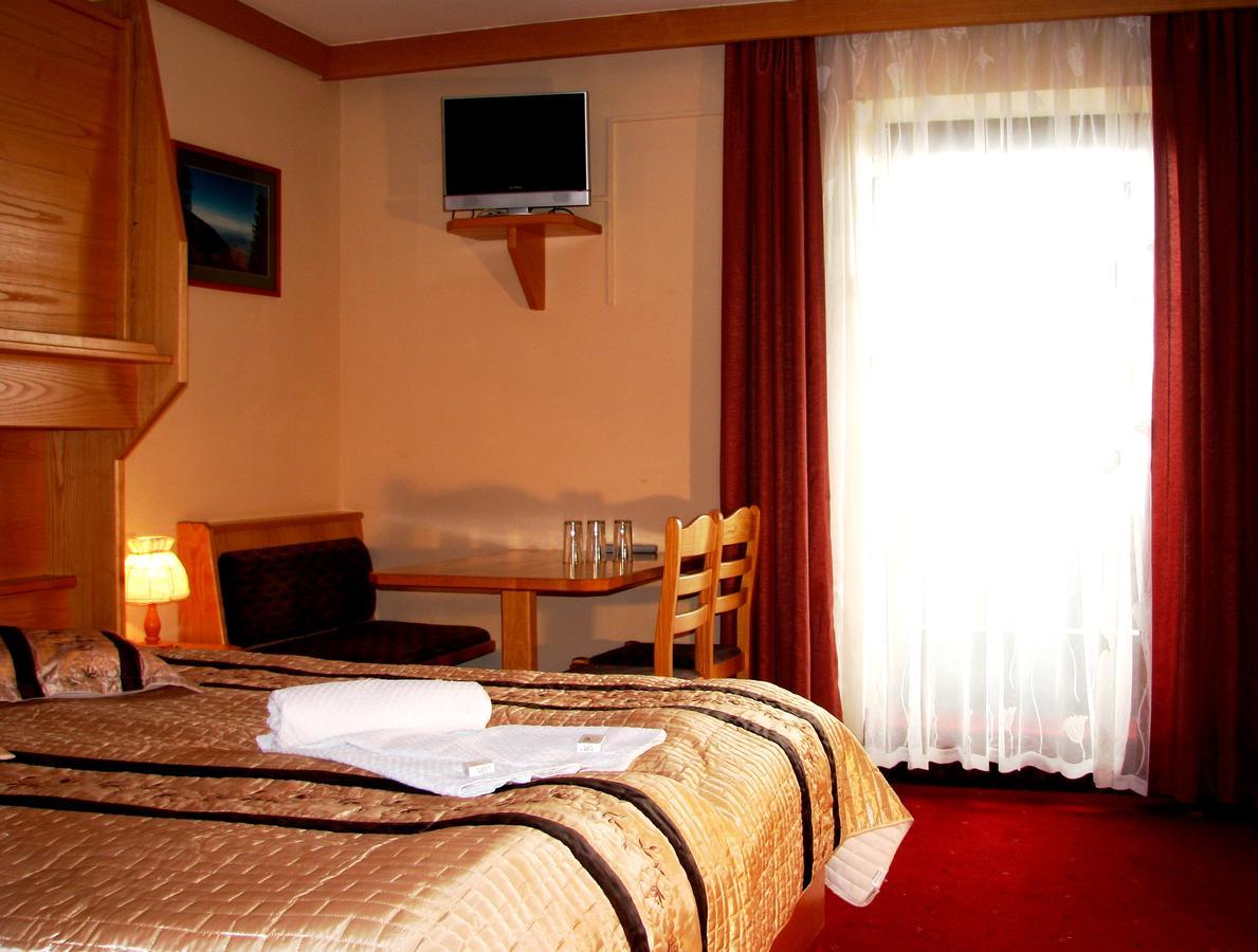 Hotel Alpinum Трефен Екстериор снимка