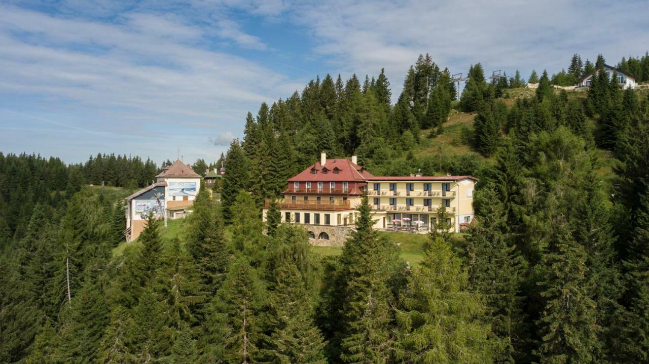 Hotel Alpinum Трефен Екстериор снимка