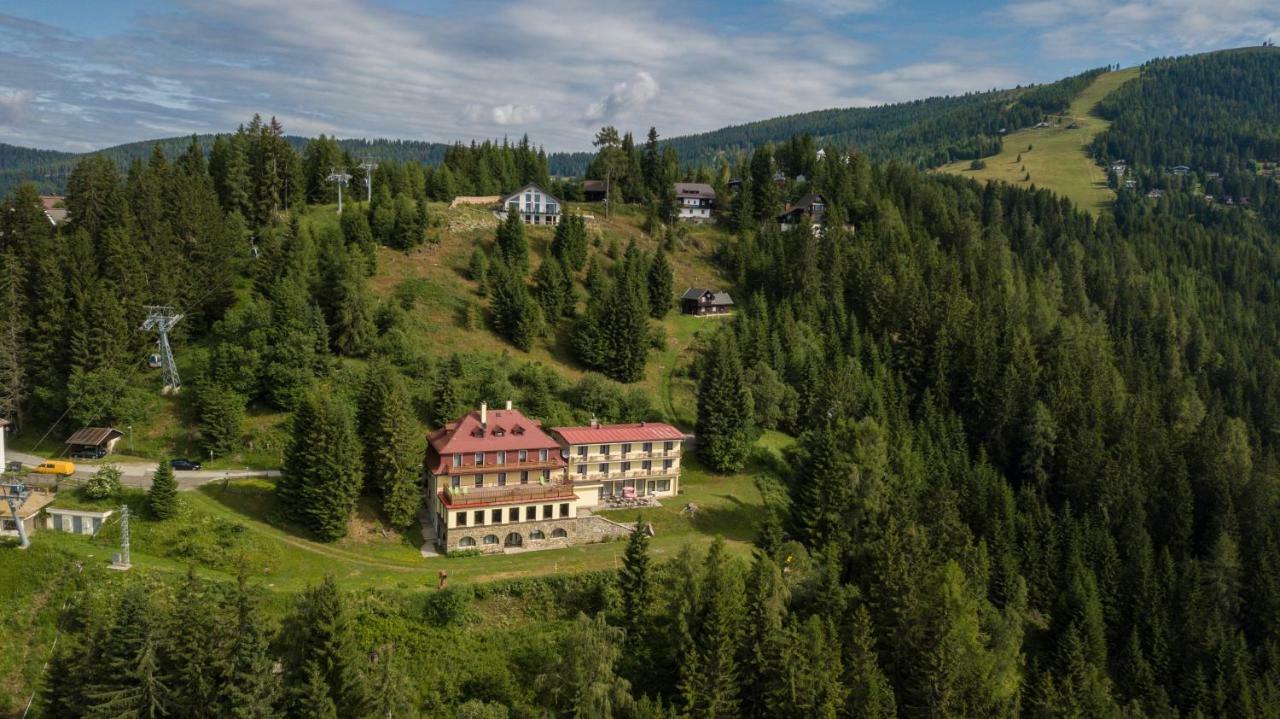 Hotel Alpinum Трефен Екстериор снимка