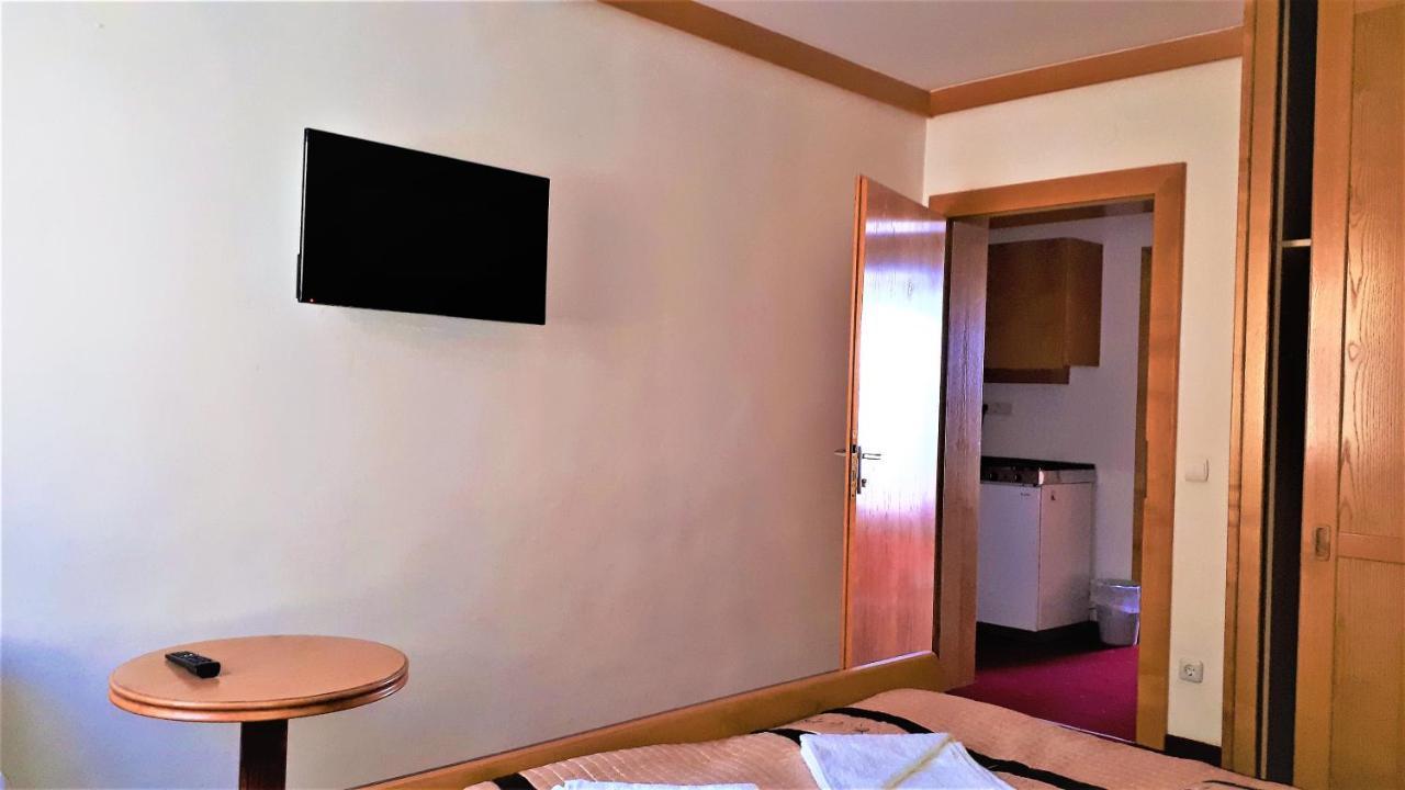 Hotel Alpinum Трефен Екстериор снимка
